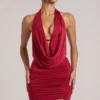 Vestido corto drapeado con cuello vuelto Kael en rojo cereza Vestido corto drapeado con cuello vuelto Kael en rojo cereza
