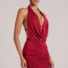 Vestido corto drapeado con cuello vuelto Kael en rojo cereza Vestido corto drapeado con cuello vuelto Kael en rojo cereza