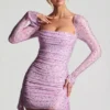 Vestido corto drapeado con cuello vuelto y adornos Marilla en rosa peonía Vestido corto drapeado con cuello vuelto y adornos Marilla en rosa peonía