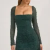 Vestido corto drapeado con cuello vuelto y adornos Tivoli en verde esmeralda Vestido corto drapeado con cuello vuelto y adornos Tivoli en verde esmeralda