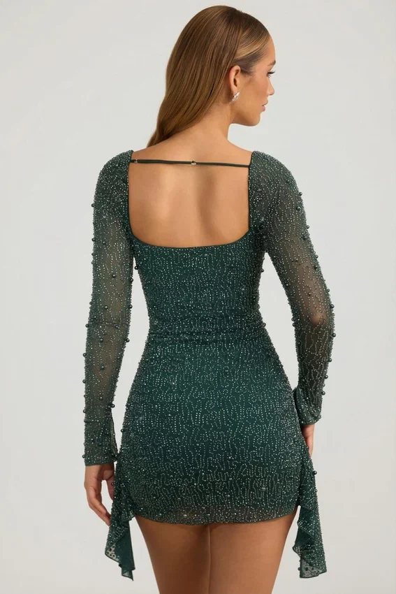 Vestido corto drapeado con cuello vuelto y adornos Tivoli en verde esmeralda Vestido corto drapeado con cuello vuelto y adornos Tivoli en verde esmeralda