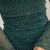 Vestido corto drapeado con cuello vuelto y adornos Tivoli en verde esmeralda Vestido corto drapeado con cuello vuelto y adornos Tivoli en verde esmeralda