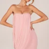 Vestido corto drapeado con escote bandeau Alessandra en rosa palo Vestido corto drapeado con escote bandeau Alessandra en rosa palo