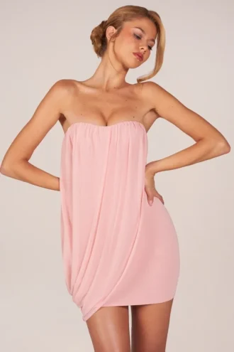 Vestido corto drapeado con escote bandeau Alessandra en rosa palo