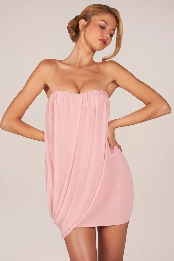 Vestido corto drapeado con escote bandeau Alessandra en rosa palo Vestido corto drapeado con escote bandeau Alessandra en rosa palo