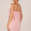 Vestido corto drapeado con escote bandeau Alessandra en rosa palo Vestido corto drapeado con escote bandeau Alessandra en rosa palo