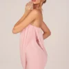 Vestido corto drapeado con escote bandeau Alessandra en rosa palo Vestido corto drapeado con escote bandeau Alessandra en rosa palo