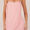 Vestido corto drapeado con escote bandeau Alessandra en rosa palo Vestido corto drapeado con escote bandeau Alessandra en rosa palo