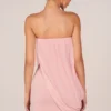 Vestido corto drapeado con escote bandeau Alessandra en rosa palo Vestido corto drapeado con escote bandeau Alessandra en rosa palo
