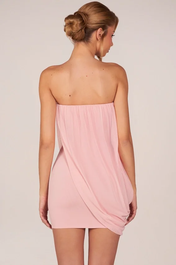 Vestido corto drapeado con escote bandeau Alessandra en rosa palo Vestido corto drapeado con escote bandeau Alessandra en rosa palo