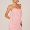 Vestido corto drapeado con escote bandeau Alessandra en rosa palo Vestido corto drapeado con escote bandeau Alessandra en rosa palo