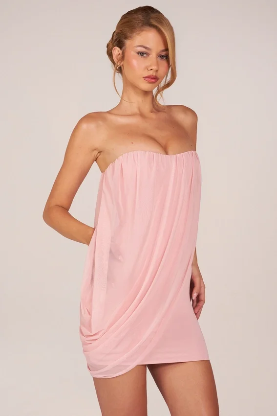 Vestido corto drapeado con escote bandeau Alessandra en rosa palo Vestido corto drapeado con escote bandeau Alessandra en rosa palo