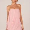 Vestido corto drapeado con escote bandeau Alessandra en rosa palo Vestido corto drapeado con escote bandeau Alessandra en rosa palo