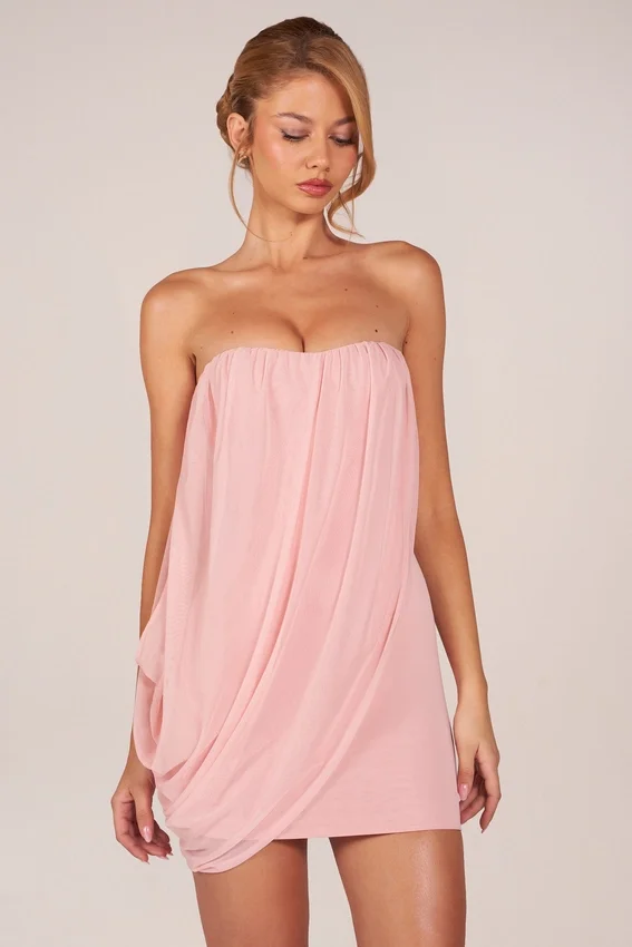 Vestido corto drapeado con escote bandeau Alessandra en rosa palo Vestido corto drapeado con escote bandeau Alessandra en rosa palo