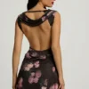 Vestido corto drapeado con espalda abierta y corte en A de Nalini con estampado floral negro Vestido corto drapeado con espalda abierta y corte en A de Nalini con estampado floral negro