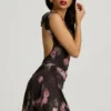 Vestido corto drapeado con espalda abierta y corte en A de Nalini con estampado floral negro Vestido corto drapeado con espalda abierta y corte en A de Nalini con estampado floral negro
