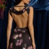 Vestido corto drapeado con espalda abierta y corte en A de Nalini con estampado floral negro Vestido corto drapeado con espalda abierta y corte en A de Nalini con estampado floral negro