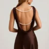 Vestido corto drapeado con espalda abierta y corte en A Monnie en marrón chocolate Vestido corto drapeado con espalda abierta y corte en A Monnie en marrón chocolate