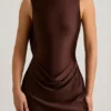 Vestido corto drapeado con espalda abierta y corte en A Monnie en marrón chocolate Vestido corto drapeado con espalda abierta y corte en A Monnie en marrón chocolate