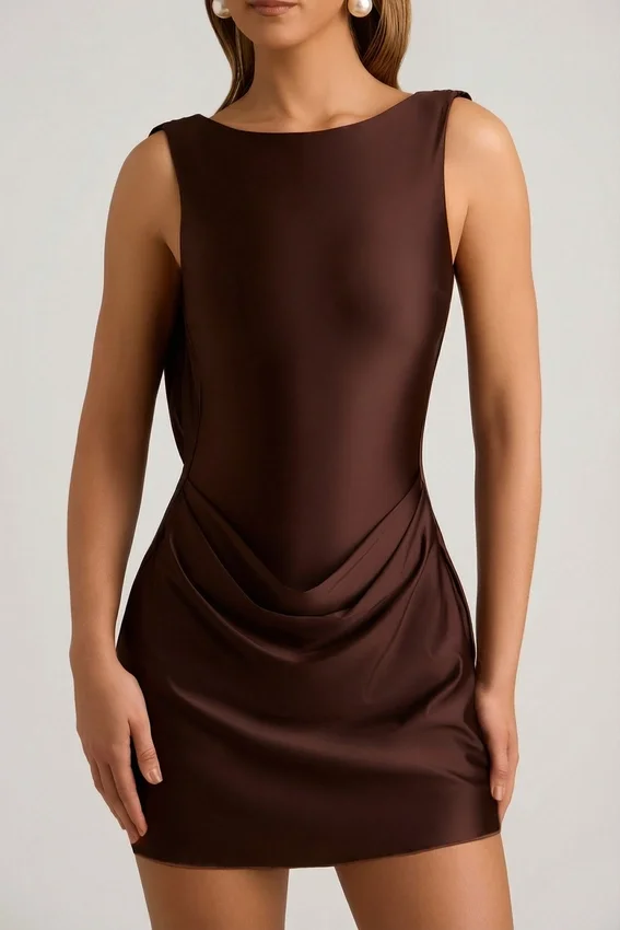 Vestido corto drapeado con espalda abierta y corte en A Monnie en marrón chocolate Vestido corto drapeado con espalda abierta y corte en A Monnie en marrón chocolate