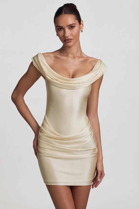 Vestido corto drapeado con hombros descubiertos de satén Maeve en color marfil Vestido corto drapeado con hombros descubiertos de satén Maeve en color marfil