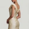 Vestido corto drapeado con hombros descubiertos de satén Maeve en color marfil Vestido corto drapeado con hombros descubiertos de satén Maeve en color marfil