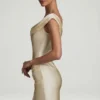 Vestido corto drapeado con hombros descubiertos de satén Maeve en color marfil Vestido corto drapeado con hombros descubiertos de satén Maeve en color marfil