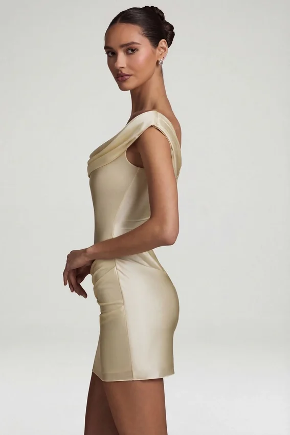 Vestido corto drapeado con hombros descubiertos de satén Maeve en color marfil Vestido corto drapeado con hombros descubiertos de satén Maeve en color marfil