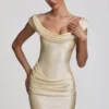 Vestido corto drapeado con hombros descubiertos de satén Maeve en color marfil Vestido corto drapeado con hombros descubiertos de satén Maeve en color marfil