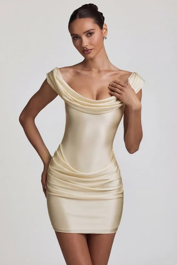 Vestido corto drapeado con hombros descubiertos de satén Maeve en color marfil Vestido corto drapeado con hombros descubiertos de satén Maeve en color marfil