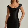 Vestido corto drapeado con hombros descubiertos de satén Maeve en negro Vestido corto drapeado con hombros descubiertos de satén Maeve en negro