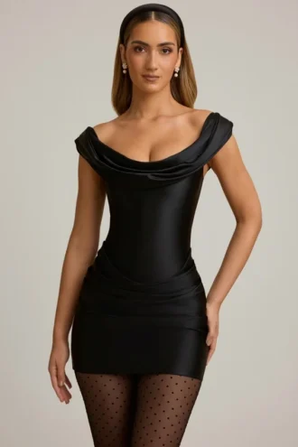 Vestido corto drapeado con hombros descubiertos de satén Maeve en negro