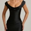 Vestido corto drapeado con hombros descubiertos de satén Maeve en negro Vestido corto drapeado con hombros descubiertos de satén Maeve en negro