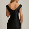 Vestido corto drapeado con hombros descubiertos de satén Maeve en negro Vestido corto drapeado con hombros descubiertos de satén Maeve en negro
