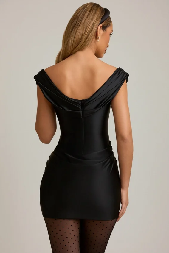 Vestido corto drapeado con hombros descubiertos de satén Maeve en negro Vestido corto drapeado con hombros descubiertos de satén Maeve en negro