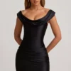 Vestido corto drapeado con hombros descubiertos de satén Maeve en negro Vestido corto drapeado con hombros descubiertos de satén Maeve en negro