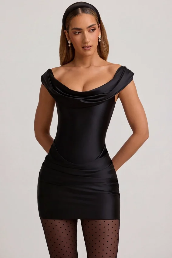 Vestido corto drapeado con hombros descubiertos de satén Maeve en negro Vestido corto drapeado con hombros descubiertos de satén Maeve en negro