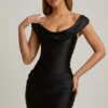 Vestido corto drapeado con hombros descubiertos de satén Maeve en negro Vestido corto drapeado con hombros descubiertos de satén Maeve en negro