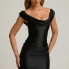 Vestido corto drapeado con hombros descubiertos de satén Maeve en negro Vestido corto drapeado con hombros descubiertos de satén Maeve en negro