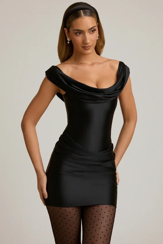 Vestido corto drapeado con hombros descubiertos de satén Maeve en negro Vestido corto drapeado con hombros descubiertos de satén Maeve en negro