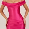 Vestido corto drapeado con hombros descubiertos de satén Maeve en rosa intenso Vestido corto drapeado con hombros descubiertos de satén Maeve en rosa intenso