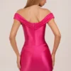 Vestido corto drapeado con hombros descubiertos de satén Maeve en rosa intenso Vestido corto drapeado con hombros descubiertos de satén Maeve en rosa intenso