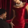 Vestido corto drapeado con hombros descubiertos Maeve de satén en rojo intenso Vestido corto drapeado con hombros descubiertos Maeve de satén en rojo intenso