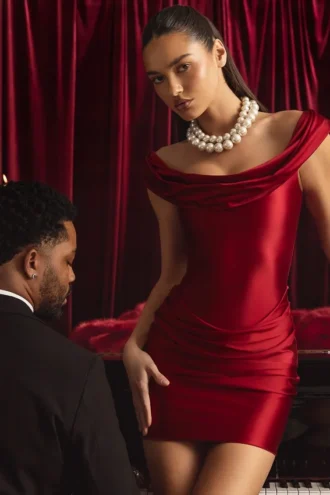Vestido corto drapeado con hombros descubiertos Maeve de satén en rojo intenso