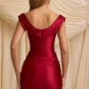 Vestido corto drapeado con hombros descubiertos Maeve de satén en rojo intenso Vestido corto drapeado con hombros descubiertos Maeve de satén en rojo intenso