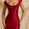 Vestido corto drapeado con hombros descubiertos Maeve de satén en rojo intenso Vestido corto drapeado con hombros descubiertos Maeve de satén en rojo intenso