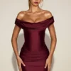 Vestido corto drapeado con hombros descubiertos Maeve en satén rojo vino Vestido corto drapeado con hombros descubiertos Maeve en satén rojo vino
