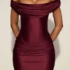 Vestido corto drapeado con hombros descubiertos Maeve en satén rojo vino Vestido corto drapeado con hombros descubiertos Maeve en satén rojo vino
