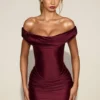 Vestido corto drapeado con hombros descubiertos Maeve en satén rojo vino Vestido corto drapeado con hombros descubiertos Maeve en satén rojo vino