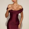 Vestido corto drapeado con hombros descubiertos Maeve en satén rojo vino Vestido corto drapeado con hombros descubiertos Maeve en satén rojo vino